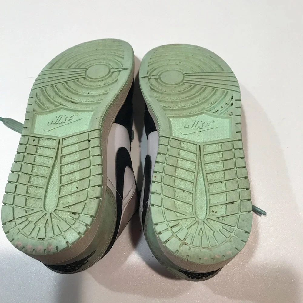 ☀️Nike Air Jordan Kid’s Black/White/Green Shoes, Size 4Y